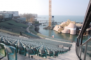 El tercer destino de la compa&ntilde;&iacute;a fue la ciudad lacustre de Bregenz, Austria. Este &quot;teatro flotante&quot; al aire libre es parte del mismo complejo Festspielhaus de Bregenz donde actu&oacute; Shen Yun (en interiores).