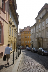 Ch&uacute;ng t&ocirc;i băng qua s&ocirc;ng Vltava của Prague. (TK Kuo)