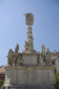 Nach Wien besuchten wir die Grenze &Ouml;sterreich-Ungarn, wo wir diesen interessanten Monolith und Statuen von christlichen Heiligen vorfanden. (TK Kuo)