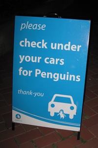 Au&szlig;er dem allgegenw&auml;rtigen &bdquo;keine Fotos-&ldquo; Schild, gab es drinnen im Park auch noch dieses&hellip; (Schauen sie unter ihren Autos nach Pinguinen, danke.) (Jing Yuan)