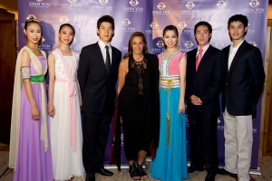 Vũ c&ocirc;ng của Shen Yun Seron Chau, Jialin Chen, Alex Chun, Christina Li, Tim Wu, Sebastien Chun c&ugrave;ng với mega-designer Donna Karan (ở giữa).