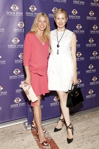 Nh&agrave; văn Candace Bushnell and nữ t&agrave;i tử Kelly Rutherford.