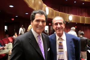 Presentador y ganador del Emmy por &lt;i&gt;News at 10&lt;/i&gt; de Fox 5, Ernie Anastos (izquierda).