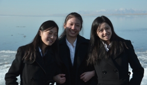 Von links: Die T&auml;nzerinnen Chen Xin, Daoyong Zheng und Diana Teng vor dem See. (Annie Li)