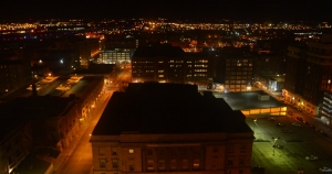 Blick von unserem Hotelzimmer auf Kansas City bei Nacht. (Annie Li)