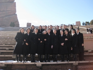 Sommige dansers in het Red Rocks Amphitheater van Colorado.