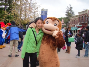 Nancy Wang trifft den neugierigen George in den Universal Studios in Hollywood. Sind sie nicht possierlich?!