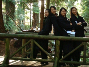 Am Treetops Adventure, Capilano Suspension Bridge, Vancouver, Kanada. (von links nach rechts: Hsiao-hung Lin, Cheryl Lin, Rebecca Jiang, Jialin Chen).