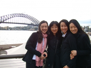 Von links nach rechts: Jennifer Chen, Julie Xu, ich und Nancy Wang vor der Hafenbr&uuml;cke in Sydney.