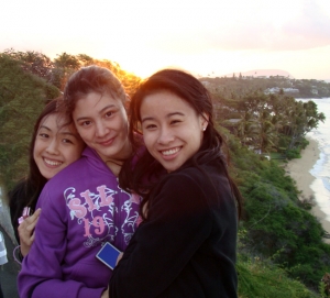 Wir beobachteten den Sonnenaufgang am Diamond Head so um sechs rum. Kein schlechtes Ende f&uuml;r unseren Hawaii-Besuch. Von links nach rechts: Jennifer Chen, Madeline Lobjois und ich.