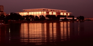 El Kennedy Center Opera House de noche.