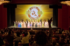 Presentaci&oacute;n de la Compa&ntilde;&iacute;a de Nueva York de Shen Yun en el Kennedy Center, en 2010.