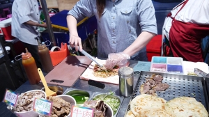 Man kann am Gesicht des Ersten T&auml;nzers Rocky Liao sehen, wie sehr er seinen Lamm-Kebab genie&szlig;t.