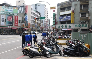 摩托车比汽车多。饮食店比房子多。