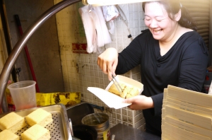 친절한 서비스에는 좋은 음식이 포함된다. 고약한 냄새는 덤.