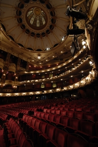 Photographer TK brought wide angle lenses this time and insisted on another photo of the London Coliseum. (TK Kuo)