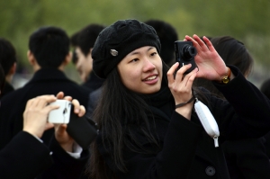 Solistdansare Daoyong Zheng njuter av sev&auml;rdheterna i Paris. F&aring;r jag till&auml;gga att hon ser riktigt inhemsk ut med sin &auml;rtiga basker. (Annie Li)