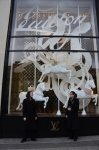 Alors que nous d&eacute;ambulions sur les Champs-Elys&eacute;es, nous n&rsquo;avons pu r&eacute;sister &agrave; prendre une photo du premier magasin Louis Vuitton au monde. (Annie Li)