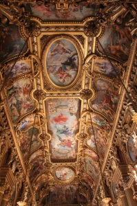 Gli interni del Palais Garnier sono adornati con magnifici affreschi su soffitto che dipingono le divinit&agrave; della mitologia greca. Questo &egrave; il Grand Foyer. (Jeff Sun)