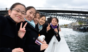 Det sm&aring;kyliga v&auml;dret hindrade oss inte fr&aring;n att njuta av all den prakt som &auml;r Paris. Fr&aring;n v&auml;nster ses dansarna Ming Na, Ashley Wei, Cherie Zhou, Angela Xiao och Alison Chen posera f&ouml;r ett foto p&aring; Seine. (Annie Li)