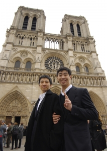 무용수 제레미 수(Jeremy Su)와 브라이언 니에(Brian Nieh)가 노트르담 성당(Notre Dame Cathedral) 앞에서 포즈를 취하고 있다. (TK 쿽)