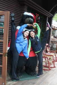 在温哥华郊游怎能没有一个熊抱？Taiwei Wang and Selena Ren (Erin Battrick; Canon T3)。