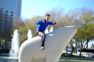 Jimmy reitet auf einem kalifornischen B&auml;r vor dem San Jose Center for the Performing Arts. Mit 30 ist Jimmy immer noch jung im Herzen.