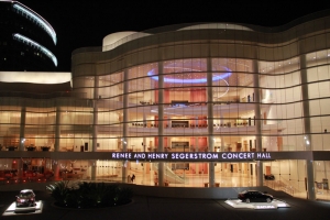 セガーストロム美術センター。ジグザグの座席が印象的でこの劇場はよく覚えている。今シーズンの週末5回公演を含めて、 ３年間連続でこの劇場で公演した。（撮影：F Chun　Canon 60D)