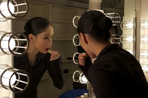 Dentro de un camerino, la primera bailarina Taiwei Wang se prepara para la funci&oacute;n. (Brazeline Chau, Nikon D5100)