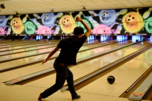 Was habe wir in unserer Freizeit in Costa Mesa unternommen? Bowling. Party-Bowling mit einer gro&szlig;en Gruppe. (F Chun, Canon 60D)