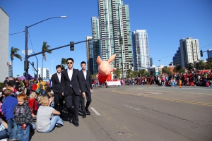 Una tarde en San Diego fuimos a buscar el U.S.S. Midway. En el camino, nos cruzamos con un gran desfile. Tratamos de cruzar la calle, pero la acera estaba tan llena de gente que terminamos caminando por la calle. Cuando los espectadores vieron a un grupo de chinos vestidos con trajes oscuros, comenzaron a aplaudir. El primero del grupo es el bailar&iacute;n Andy Shia, que hace de Pigsy en todas las historias de Viaje al Oeste de Shen Yun... as&iacute; que esta foto se llamar&iacute;a Viaje a la Costa Oeste.(F Chun)