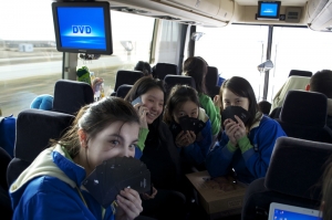 Mientras, andando en el autob&uacute;s durante 37 horas, el aburrimiento &quot;lleva&quot; al grupo al otro lado de la cabina... (Lily Wang, Nikon D5100)