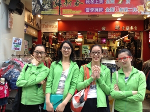 Iniziamo da Taipei, al frizzante Ximending, dove abbiamo cercato di fonderci con i nostri nuovi occhiali senza lenti (da sinistra a destra: Jade Zhan, Stephanie Guo, Michelle Wu e Caroline Lanlan Sercombe).