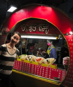 Queste due foto sono state scattate nello stesso mercato notturno di Chiayi. Ecco una bancarella di crepe e ci&ograve; che chiamo &ldquo;extrem corn dog&rdquo;. Non sarebbe bello se vendessero spaghetti ramen a New York?