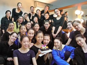 Nous commen&ccedil;ons &agrave; Taipei, dans le p&eacute;tillant Ximending o&ugrave; nous avons essay&eacute; de nous fondre avec nos nouvelles lunettes sans verres (de gauche &agrave; droite : Jade Zhan, Stephanie Guo, Michelle Wu et Caroline Lanlan Sercombe).