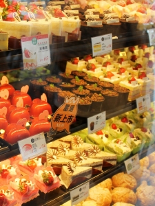 Vers 19 h 00, nous sommes arriv&eacute;es au march&eacute; nocturne. Ce &laquo; flocon de glace &raquo; est merveilleux, meilleur qu&rsquo;une cr&egrave;me glac&eacute;e ! Et, avec quelques haricots rouges, c&#039;est meilleur pour la sant&eacute;.