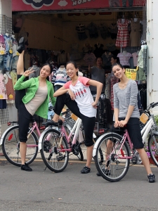 Mon meilleur souvenir vient de l&#039;&eacute;tape suivante -Chiayi. Nous avons lou&eacute; des v&eacute;los et sommes all&eacute;es dans un march&eacute; nocturne. Nous nous sommes bien amus&eacute;es &agrave; rouler sur la route &ndash; toujours &agrave; deux doigts de nous faire renverser par des voitures et une foule de motos. Heureusement, les conducteurs ta&iuml;wanais peuvent distinguer les cyclistes &eacute;trangers et ralentir lorsqu&#039;ils approchent.