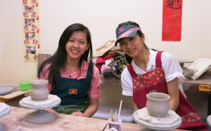 Taichung, Ta&iuml;wan. Les danseuses Tian Chen (gauche) et Lin-jie Huang apprennent la poterie dans la ville centrale de l&#039;&icirc;le.