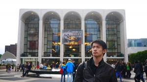  Das Metropolitan Opera House, New York, USA. Von der B&uuml;hne zum Publikum. Nach einem halben Jahr auf der Stra&szlig;e bekommt der Erste T&auml;nzer Chad Chen endlich eine  Chance, die Vorf&uuml;hrungen anderer T&auml;nzer zu genie&szlig;en.