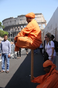 Des artistes d&#039;Asie du Sud pratiquant une forme de l&eacute;vitation devant le Colis&eacute;e de Rome.