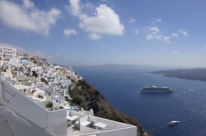 L&#039;&icirc;le de Santorini, 200 km au sud-est de la Gr&egrave;ce.