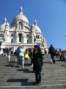 Parigi, Francia. Kelly Wen, presentatrice di Shen Yun, fotografata di fronte al Sacr&eacute;-C&oelig;ur o Basilica del Sacro Cuore a Parigi.