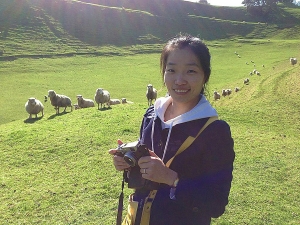 Projectie ingenieur Ying Han als schaapherder tijdens bezoek aan familie in Nieuw Zeeland. Haar gewaardeerde kudde.