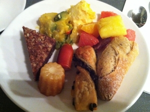 Commen&ccedil;ons la journ&eacute;e &agrave; la fran&ccedil;aise avec un assortiment de fruits frais et de viennoiseries.