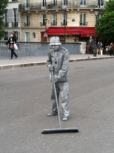 Non preoccupatevi, pensavo che questo uomo sarebbe stato colpito da un&#039;auto mentre sta spazzando la via in mezzo alla strada. Lui &egrave; in realt&agrave; un artista di strada in costume.