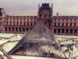 Certamente, non potrai visitare il Louvre in meno di un giorno. Ma puoi concentrarti in una mostra e poi guardare la gente vicino alla fontana.