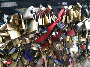 Geliefden uit de hele wereld bevestigen hun echte liefde op de curieuze brug naast de Notre Dame. Sommigen zijn zelfs in het Chinees geschreven!