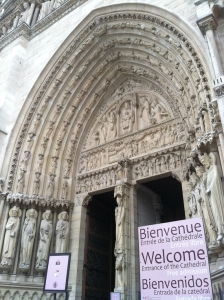 N&auml;r du &auml;r p&aring; &ouml;n &Icirc;le de la Cit&eacute;, kolla in den imponerande kristna fresken i katedralen Notre-Dame och dess gotiska klocktorn som inspirerade till den legendariska Ringaren i Notre-Dame.