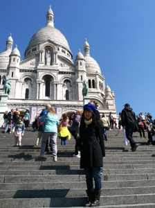 Một nơi phải thăm qua ở Paris l&agrave; Sacr&eacute;-C&oelig;ur, một vương cung th&aacute;nh đường cổ xưa d&agrave;nh ri&ecirc;ng cho Th&aacute;nh T&acirc;m Ch&uacute;a Gi&ecirc;su. Bạn c&oacute; thể leo l&ecirc;n những nất thang lịch sử (như được tr&igrave;nh chiếu trong cảnh nổi tiếng trong cuốn phim Am&eacute;lie), hoặc đ&oacute;n xe điện l&ecirc;n đồi Montmartre (nơi nh&agrave; thờ tọa lạc)-địa điểm ngắm cao nhất trong th&agrave;nh phố. Đừng qu&ecirc;n m&aacute;y ảnh của bạn ở dưới đồi!