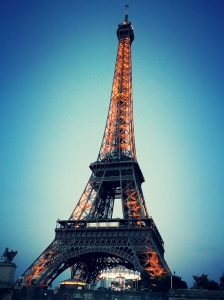 Eiffeltornet lyser som ett fyrverkeri i solnedg&aring;ngen! (Och blinkar varje hel timme under fem minuter.)